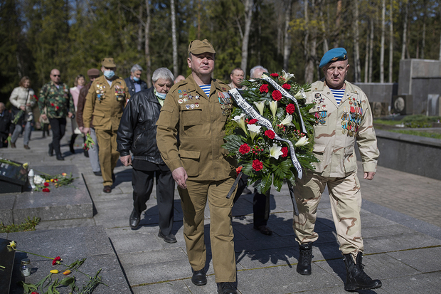 Мемориальная церемония, посвященная 76-й годовщине окончания Великой Отечественной войны у мемориала Антакальнис в Вильнюсе, Литва, 9 мая 2021 года. Фото: Mindaugas Kulbis / AP