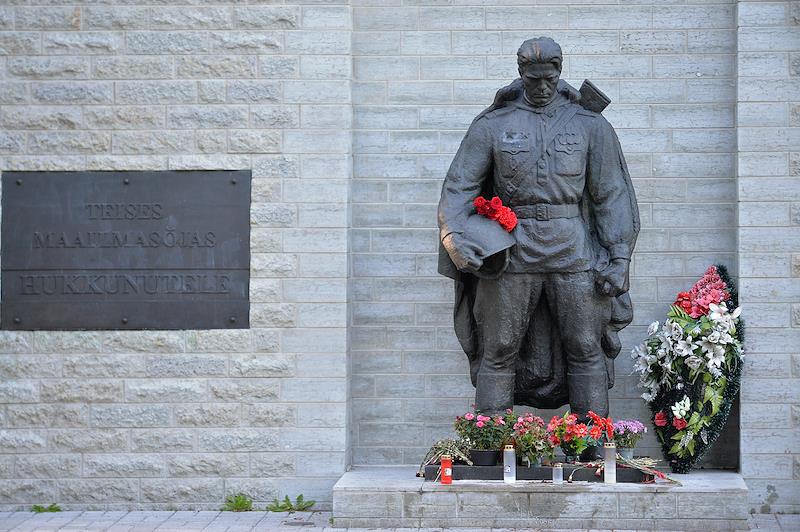 Памятник «Воину-освободителю» («Бронзовый солдат»), Таллин, Эстония, 10 августа 2022 года