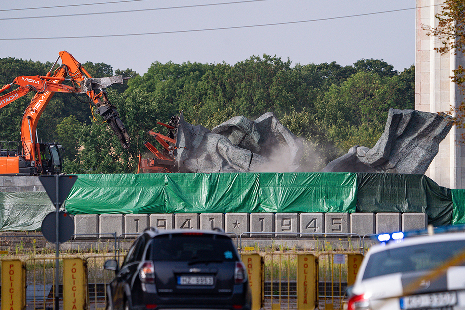 Экскаваторы сносят памятник освободителям Риги в Пардаугаве, 24 августа 2022 года