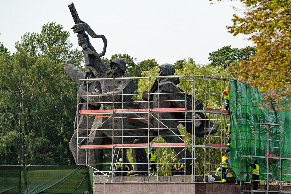 Памятник освободителям Риги, работы по демонтажу которого начались в Пардаугаве, Латвия 