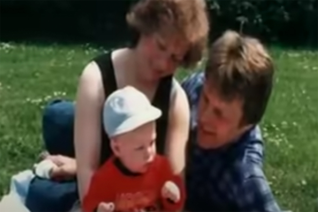 Дина Томсон и Ли Уайетт с сыном. Кадр: Sean M / Youtube