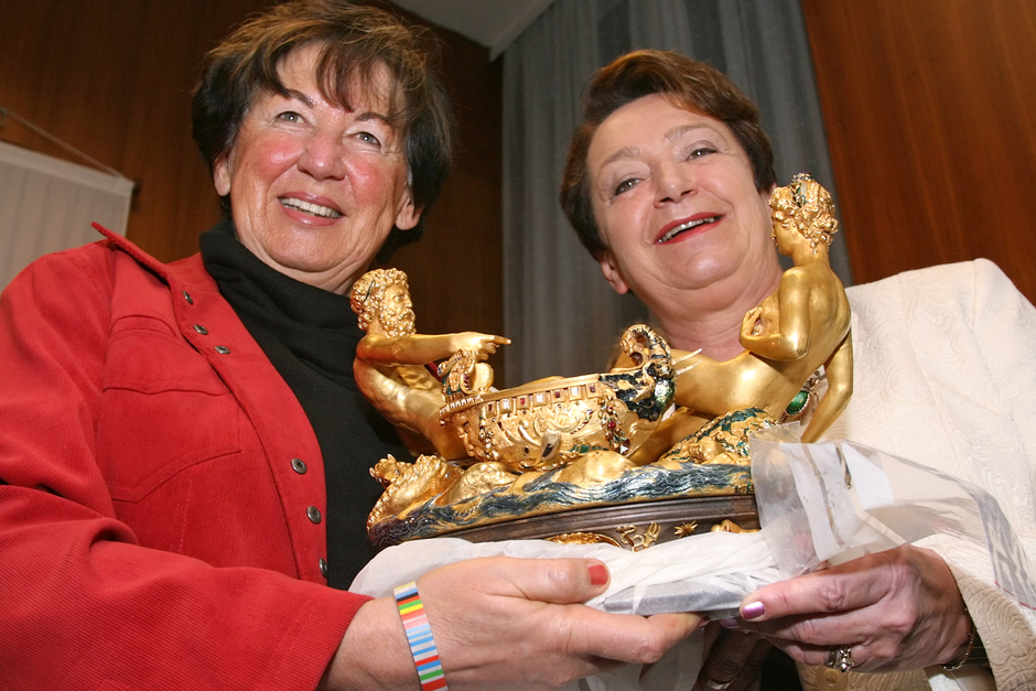 Министр внутренних дел Австрии Лиза Прокоп и министр культуры Австрии Элизабет Герер с «Сальерой», 22 января 2006 года