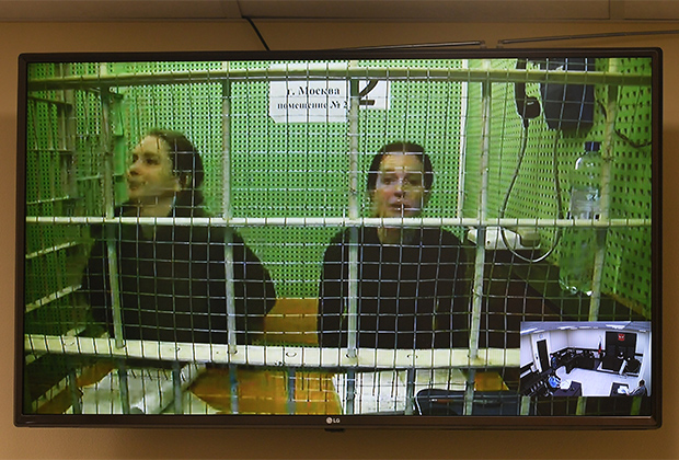 Врачи Елена Белая (справа) и Элина Сушкевич по видеосвязи из СИЗО участвуют в рассмотрении жалоб на продление срока ареста в Первом апелляционном суде Москвы