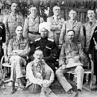 Сотник Василий Гамалий (в центре) со своими офицерами в кругу британцев, 1916 год