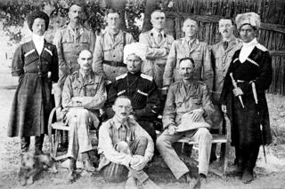 Сотник Василий Гамалий (в центре) со своими офицерами в кругу британцев, 1916 год