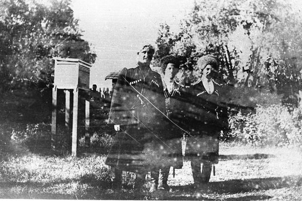 Сотник Василий Гамалий, хорунжий Константин Перекотий и сотник Ахмет-хан у британцев, 1916 год