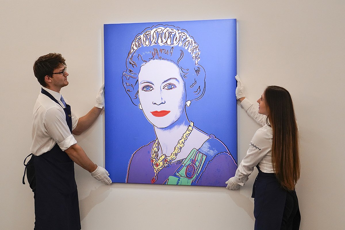Портрет Елизаветы II, написанный Энди Уорхолом в 1985 году, на выставке в аукционном доме Sotheby's в честь платинового юбилея королевы. Лондон, май 2022 года.