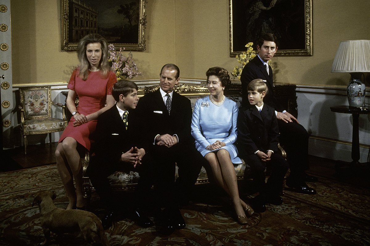 Королева Елизавета II в окружении семьи (слева направо): принцесса Анна, принц Эндрю, принц Филипп, сама королева, принц Эдвард и принц Чарльз. Букингемский дворец, 1972 год 