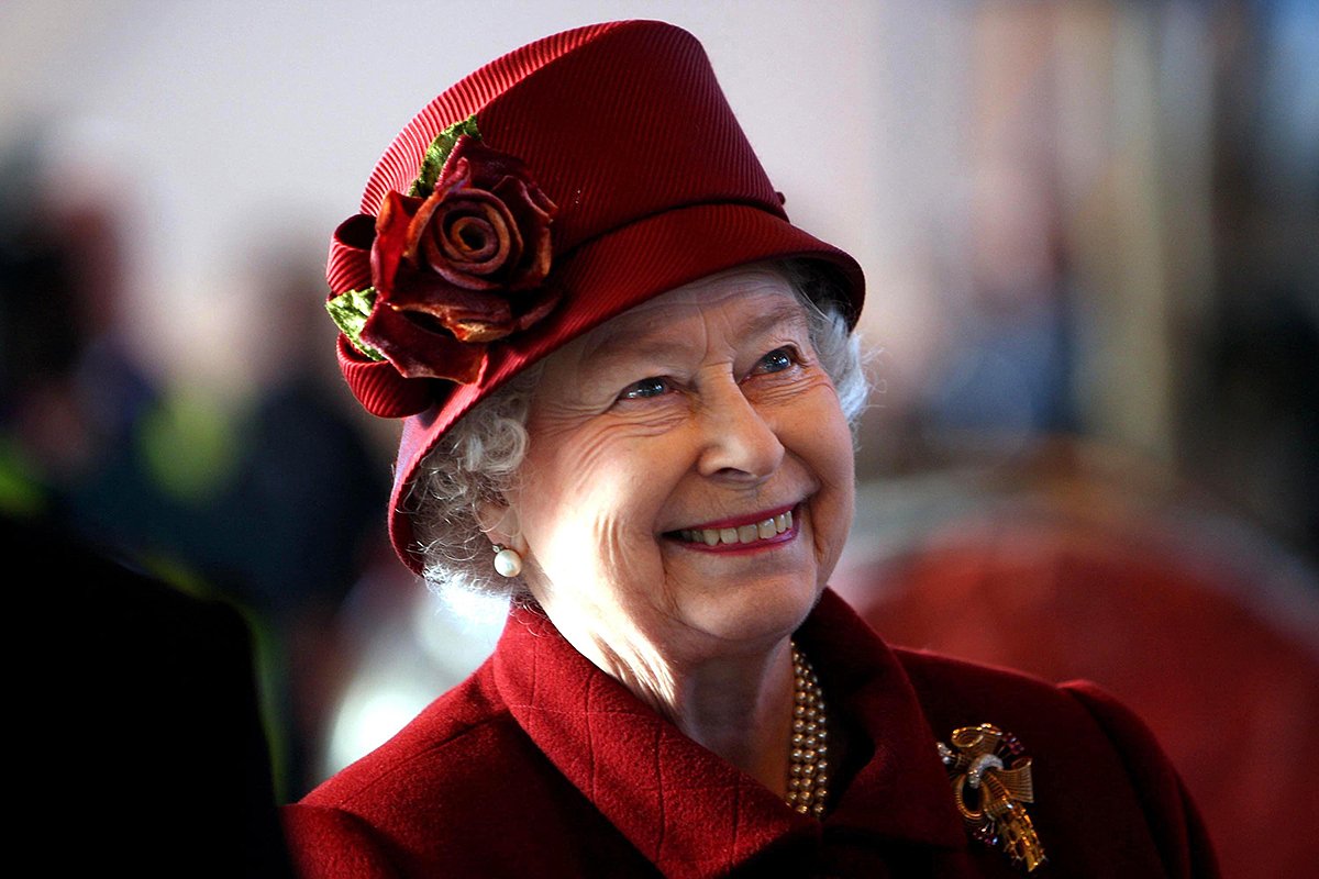 Королева Елизавета ll улыбается во время посещения базы Королевских ВВС. Мархэм, Англия, 4 февраля 2008 года.