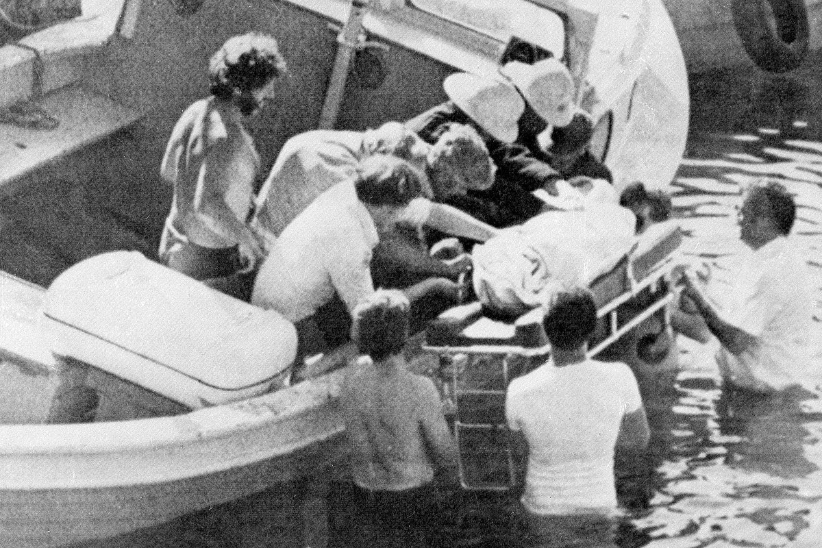 Спасатели извлекают из воды тело после подрыва бойцами ИРА яхты, на которой находился кузен королевы, граф Луис Маунтбеттен. Ирландия, 27 августа 1979 года. 