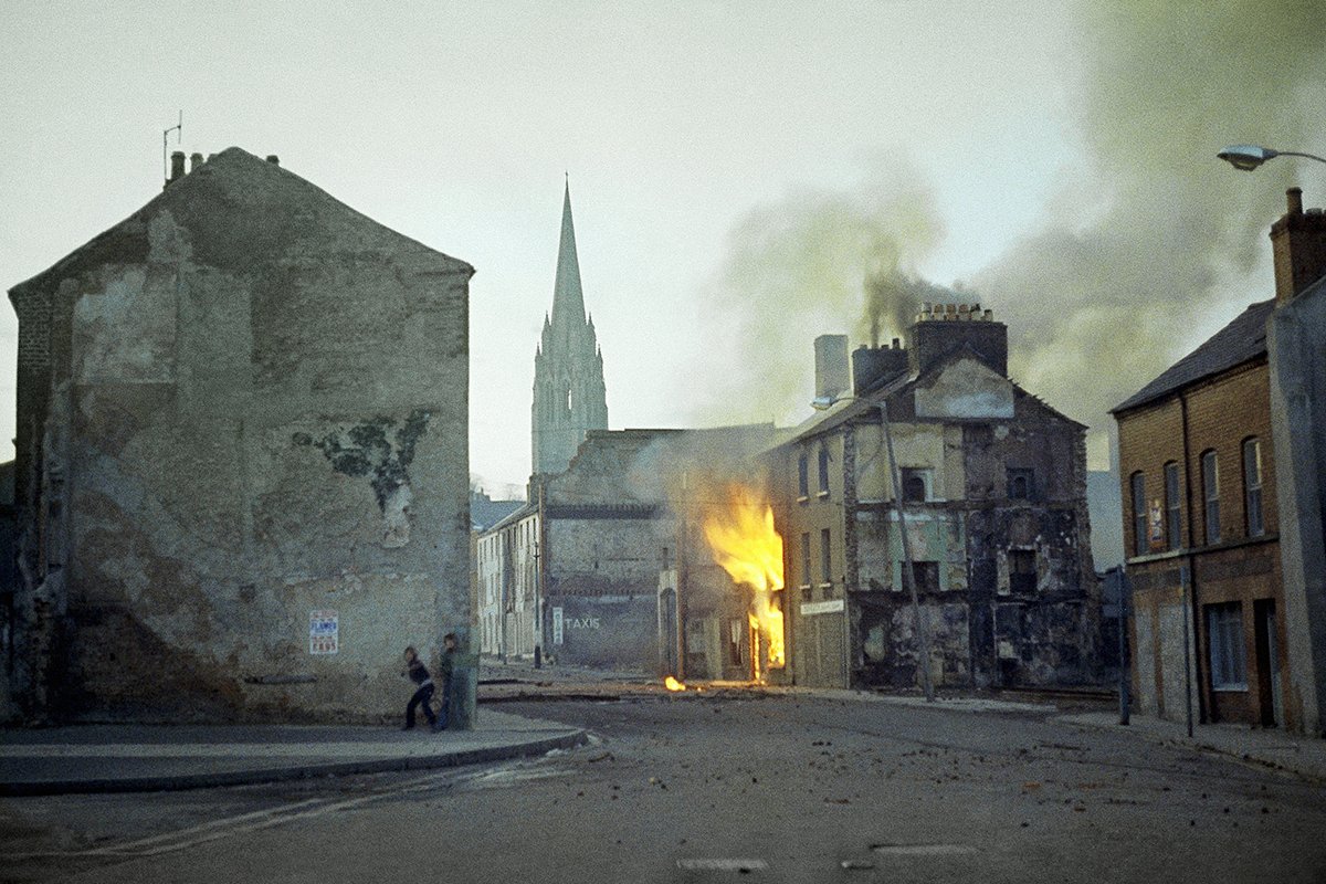Пожар на улицах североирландского городка Лондонберри после событий «кровавого воскресенья». Февраль 1972 года.