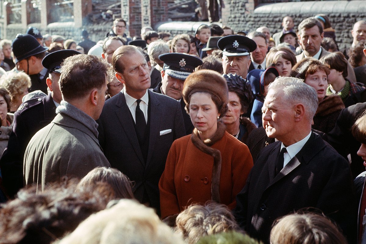 Королева Елизавета II и принц Филипп в Аберфане, где в результате оползня погибло свыше 100 детей. 29 октября 1966 года