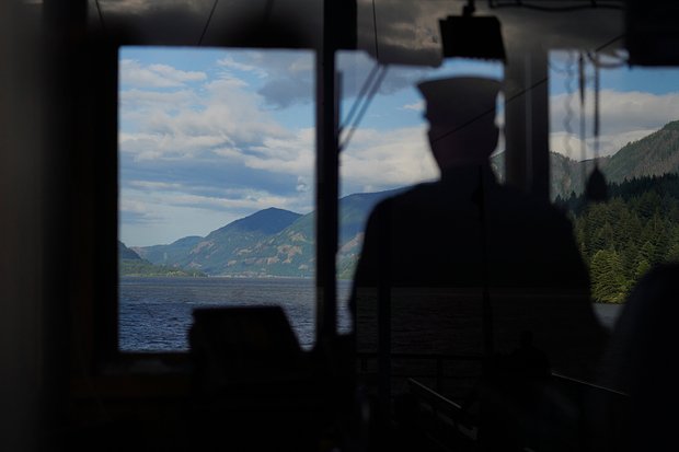 Деннис Мур ведет прогулочное судно по реке Колумбии, 18 июня 2022 года. Фото: Jessie Wardarski / AP