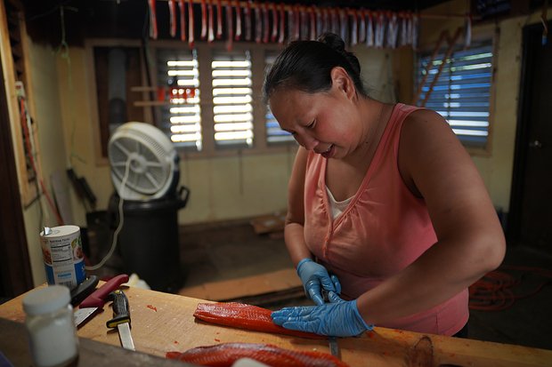 Бетти Джин Саттерликт нарезает и солит лосося в семейном кемпинге на берегу Колумбии, 21 июня 2022 года. Фото: Jessie Wardarski / AP