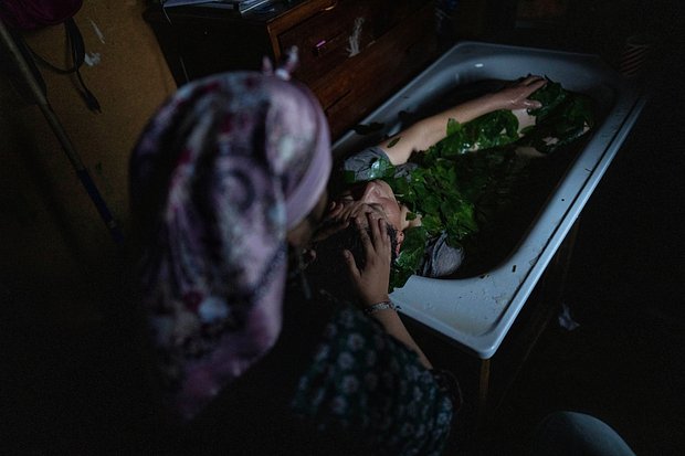 Милларай Хуичалаф проводит ритуал исцеления женщины с пневмонией, 26 июня 2022 года. Фото: Rodrigo Abd / AP