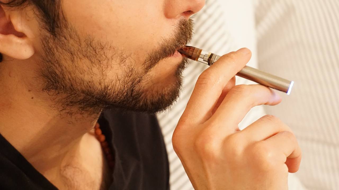 Выявлены хронические последствия употребления электронных сигарет:  Здоровье: Наука и техника: Lenta.ru