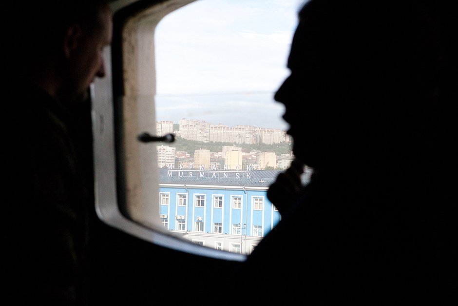 Люди на ледоколе «Ленин» в Мурманске