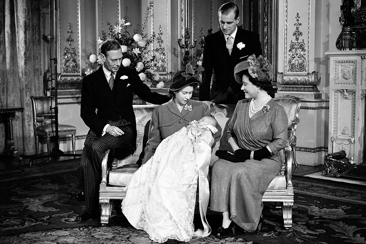 Слева направо: король Георг VI, принцесса Елизавета, Филипп Эдинбургский и королева-мать вскоре после крещения новорожденного принца