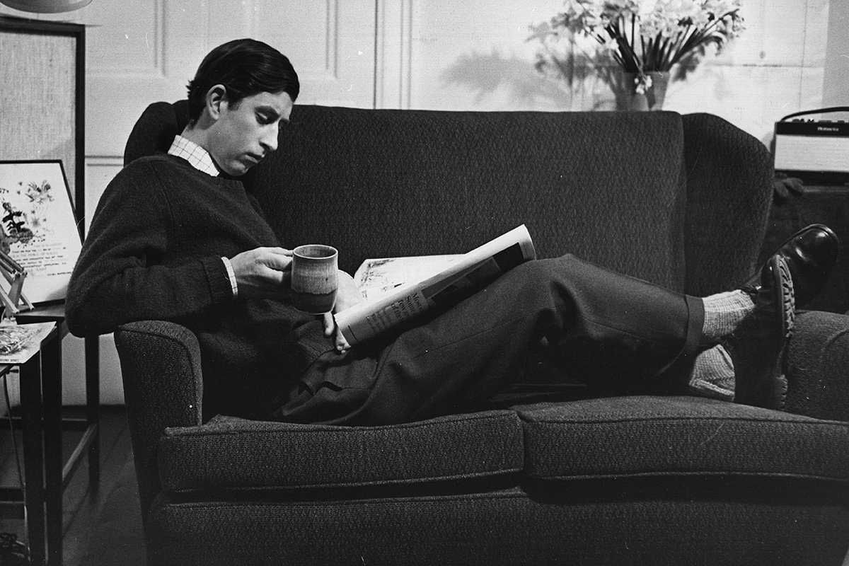 Чарльз за чтением газеты, 1969 год