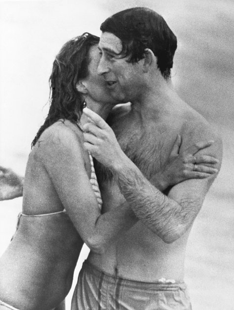 Джейн Прист целует Чарльза, выходящего из воды на пляже в австралийском городе Перт, 1979 год