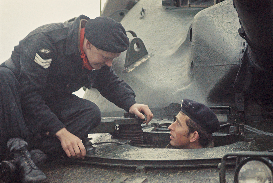 Принц осматривает танк во время визита в гарнизон британской армии в Западной Германии