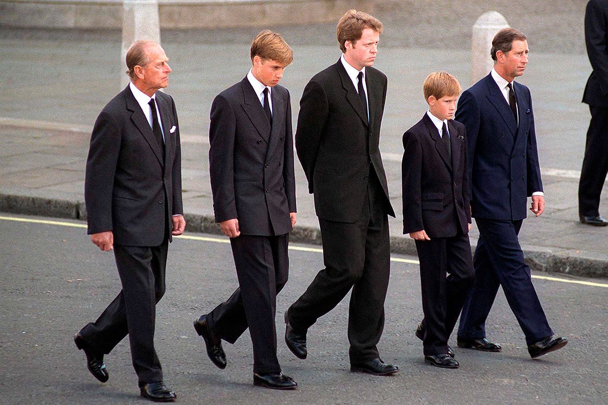 Принц и его сыновья идут за гробом принцессы Дианы, 1997 год