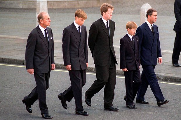 Принц и его сыновья идут за гробом принцессы Дианы, 1997 год. Фото: Tim Graham Photo Library / Getty Images
