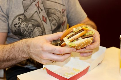 Мужчина помешался на одном виде гамбургеров и съел 32 тысячи штук за 50 лет