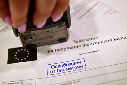 В Евросоюзе призвали страны пересмотреть решения по выданным россиянам визам