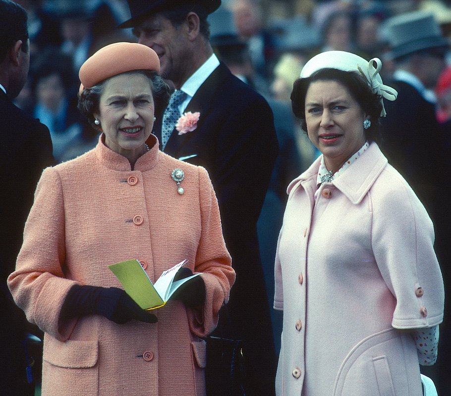 Королева Елизавета и принцесса Маргарет на скачках
