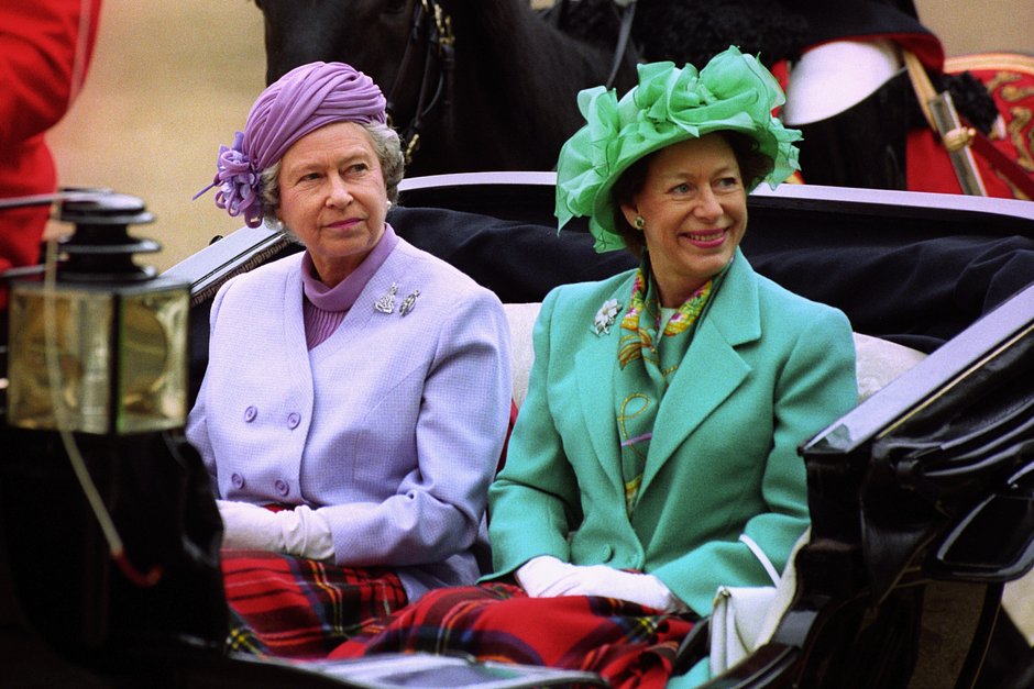 Королева (слева) и ее младшая сестра принцесса Маргарет во время парада в Лондоне