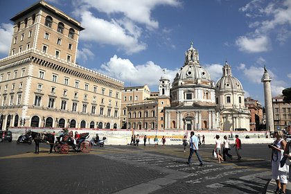 Присевшего у фонтана в Риме туриста оштрафовали на 28 тысяч рублей