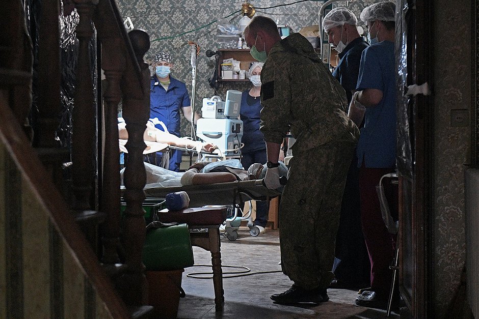 Сотрудники отдельного медицинского отряда специального назначения ВДВ (МОСН) во время работы в Херсонской области