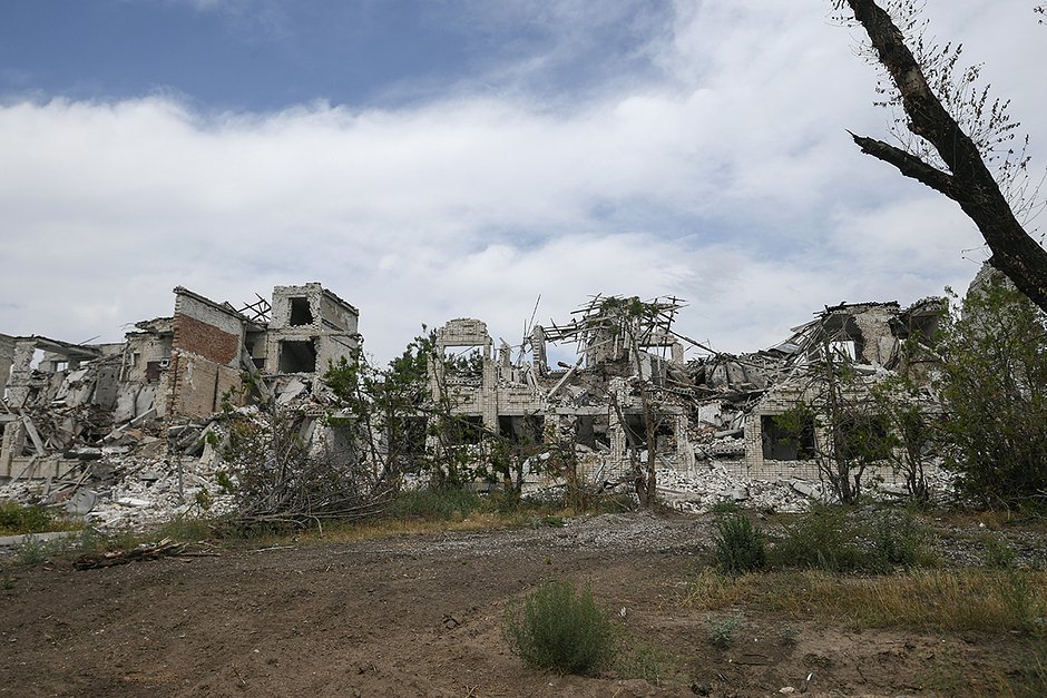 Школа, разрушенная в результате боевых действий в селе Александровка Херсонской области