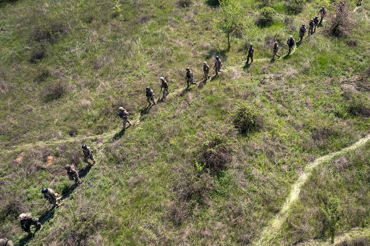 Украинские солдаты принимают участие в учениях в Днепропетровской области, 9 мая 2022 года 