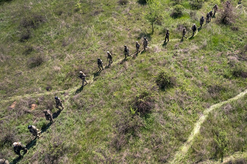 Украинские солдаты принимают участие в учениях в Днепропетровской области, 9 мая 2022 года 