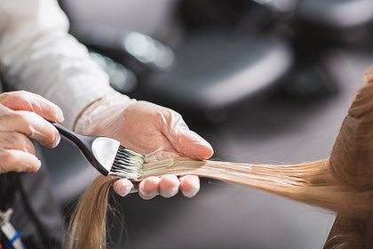 Официантка испугалась собственной смерти после окрашивания волос в салоне