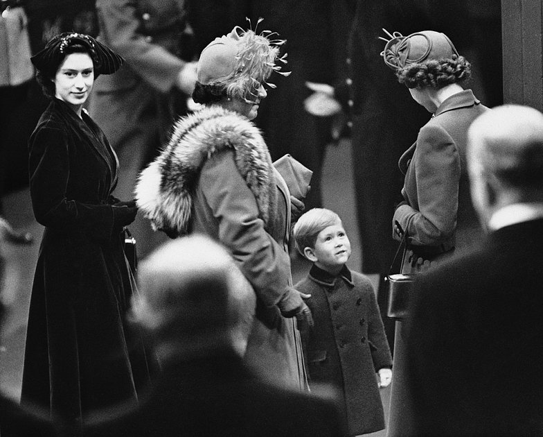 Принц Чарльз с матерью принцессой Елизаветой (справа), принцессой Маргарет и королевой-матерью. Ноябрь 1951 года