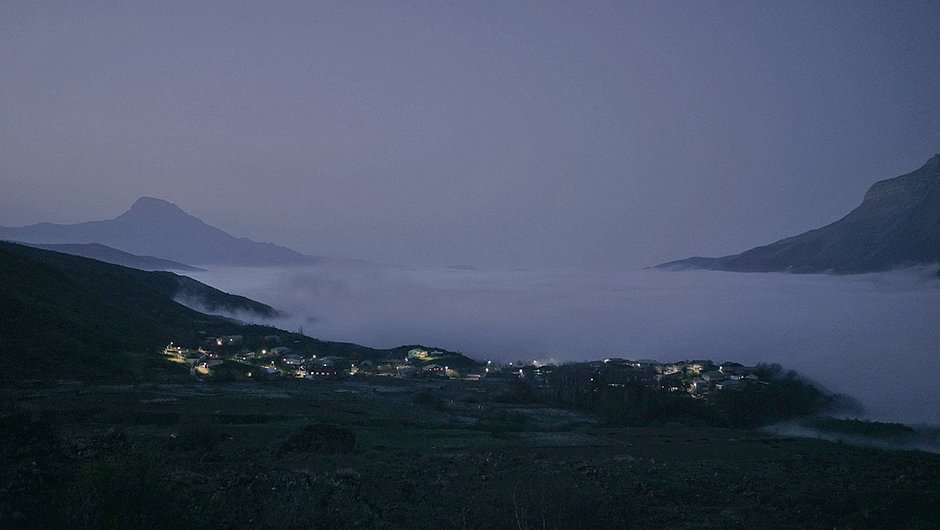 Поселение Куруш расположено на высоте 2,5 тысячи метров и буквально возвышается над облаками