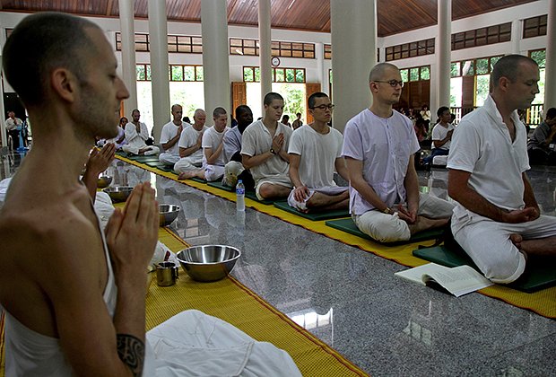 Иностранцы медитируют в монастыре Таиланда