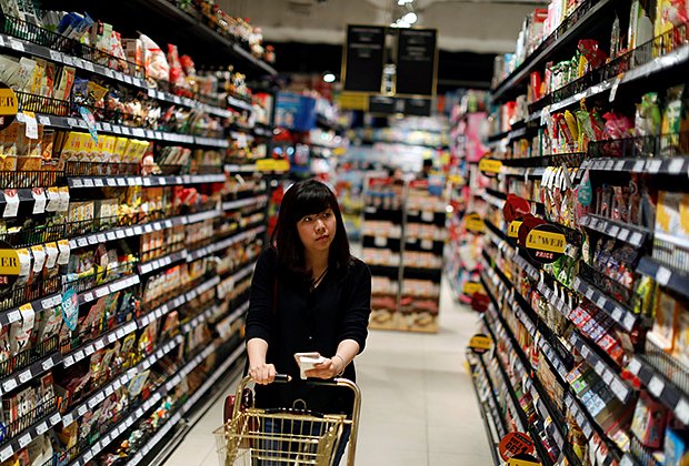 Посетительница супермаркета в Бангкоке. Фото: Jorge Silva / Reuters