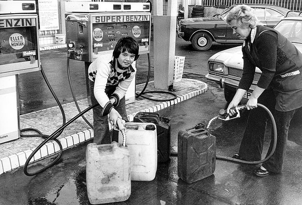 Семья закупает бензин впрок, 7 ноября 1973 года 