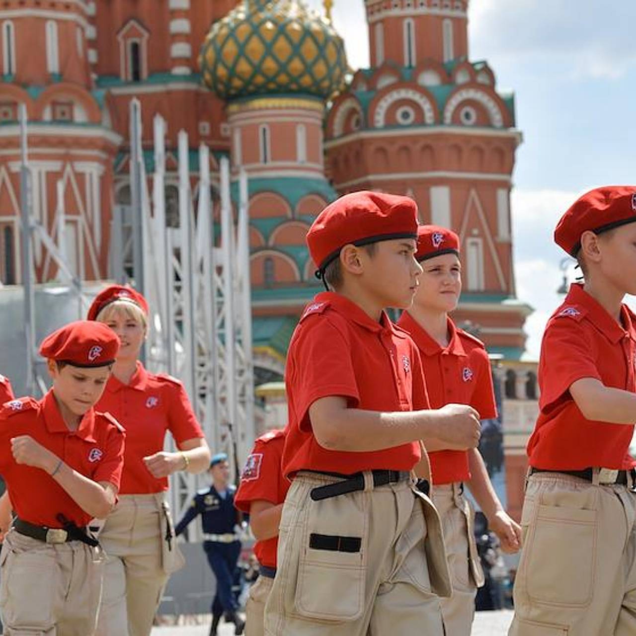 Почти половина школьников-патриотов захотели эмигрировать из России:  Общество: Россия: Lenta.ru