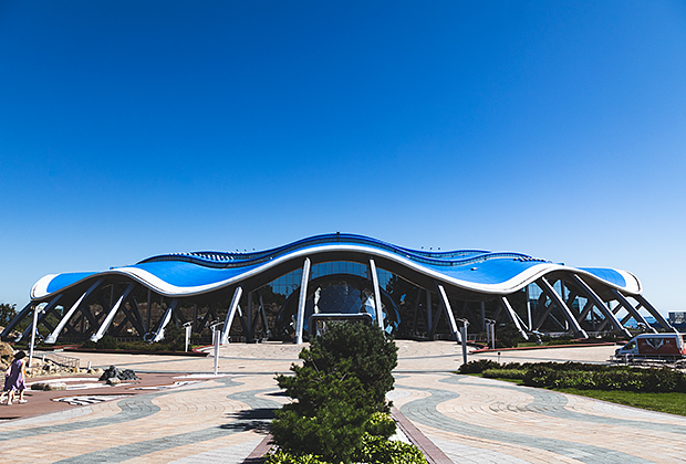 Здание Приморского океанариума в форме ракушки