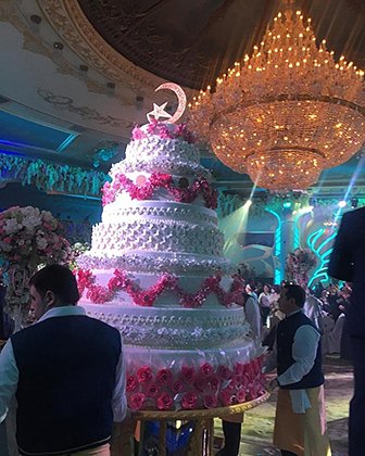 Огромный свадебный торт венчала мусульманская эмблема: полумесяц и звезда