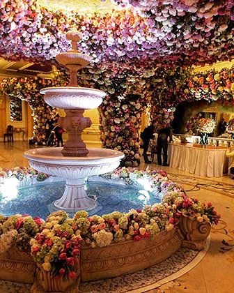 За цветочный декор зала торжеств Гуцериевы, по слухам, отдали 100 миллионов рублей