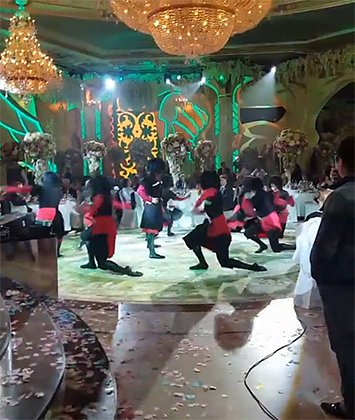 Профессиональные танцовщики исполнили для гостей национальные танцы