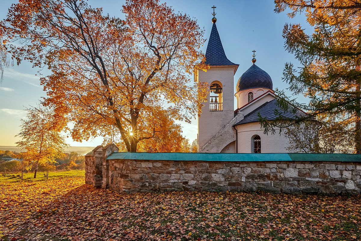 Православный храм осенью фото У нас все очень махонькое, и это прекрасно" Как живет одна из самых красивых дер