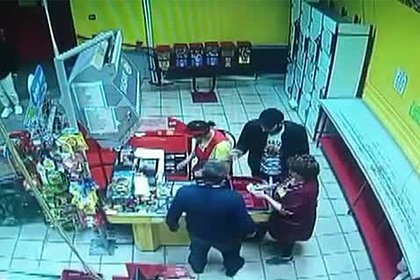 Двое посетителей магазина избили россиянина из-за замечания и попали на видео