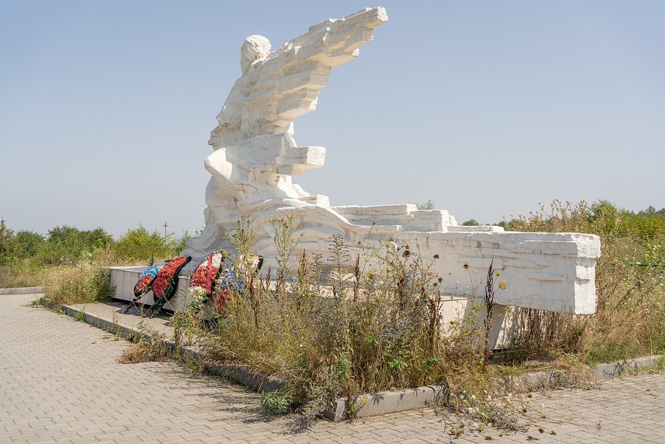 Памятник жертвам схода ледника «Колка» возле поселка Гизель